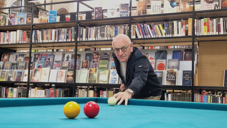 Biljarten in de bibliotheek (foto: Noël van Hooft)