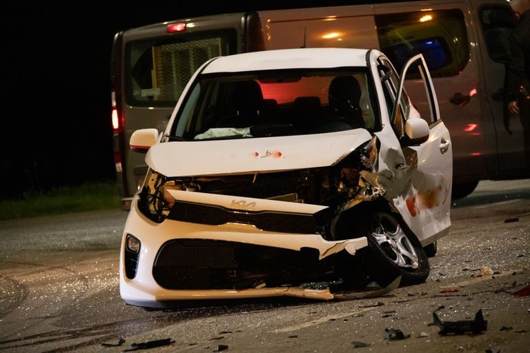 De auto's raakten zwaar beschadigd bij de botsing in Vierlingsbeek (foto: Albert Hendriks).