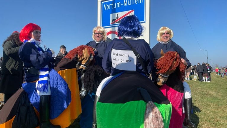 Ludiek protest tijdens de paardenrace: 'Wij vrouwen willen ook meedoen' 