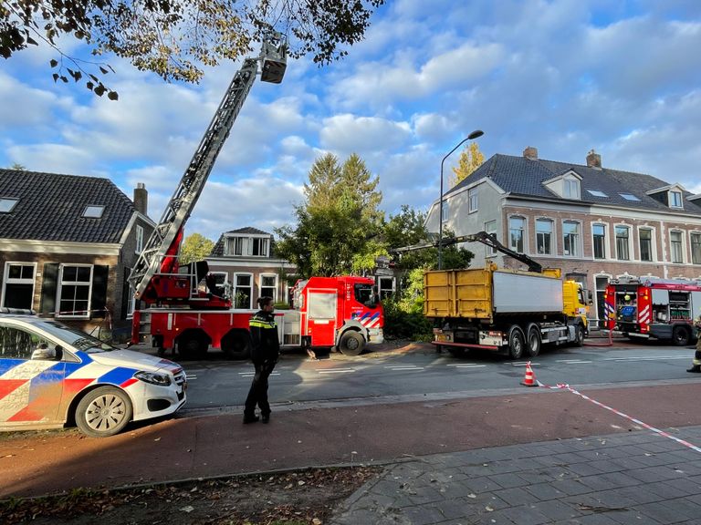 De bomen voor het uitgebrande huis aan de Taalstraat in Vught werden maandagochtend verwijderd (foto: Raymond Merkx).