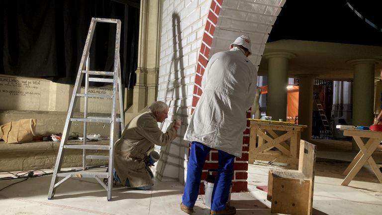 Muren van de Romaanse kerk in aanbouw 