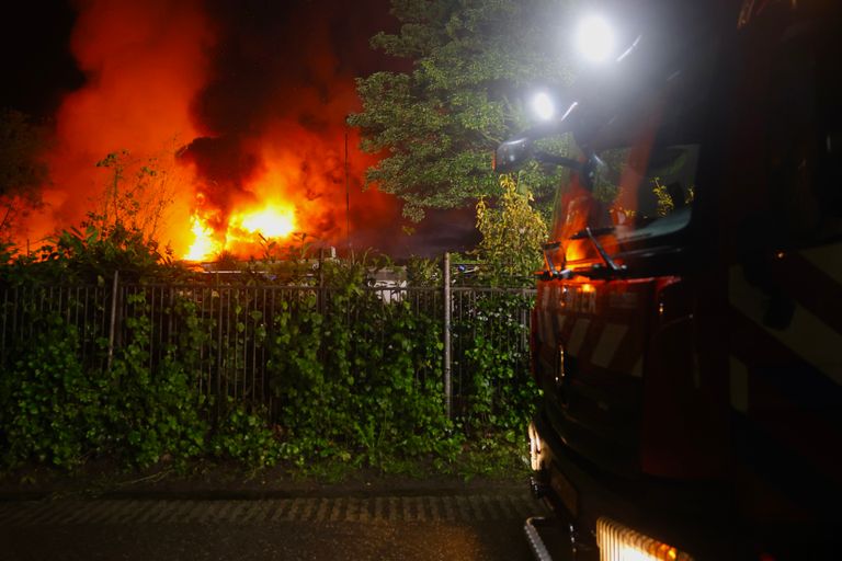 Het vuur werd rond halfeen vrijdagnacht ontdekt (foto: Sander van Gils/SQ Vision).