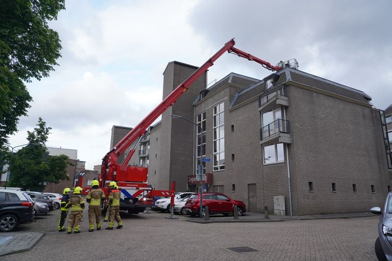 Noodtrap waait los tijdens storm (foto: Jeroen Stuve/SQ Vision).