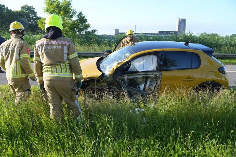 Bij het ongeluk op de N564 tussen Budel en Weert raakte een auto zwaar beschadigd (foto: WdG/SQ Vision).