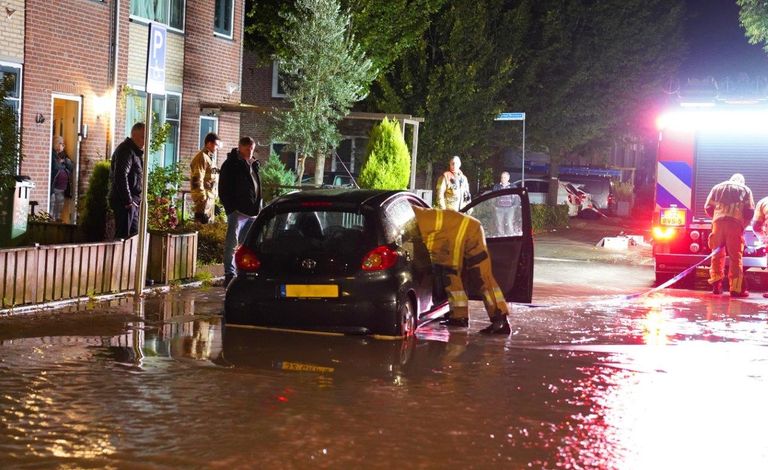 Twee auto's dreigden in een groot gat te verdwijnen (foto: Bart Meesters).