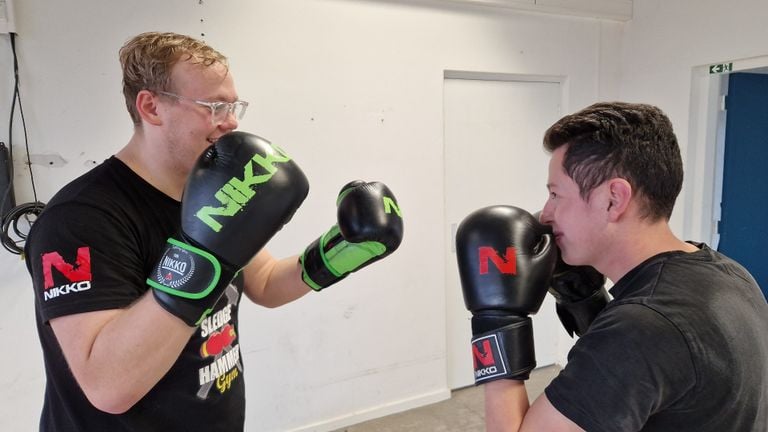 Erik en Andres samen aan het boksen (foto: Tom Berkers).