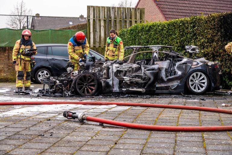 De elektrische auto die in de as werd gelegd (foto: Dave Hendriks/SQ Vision).