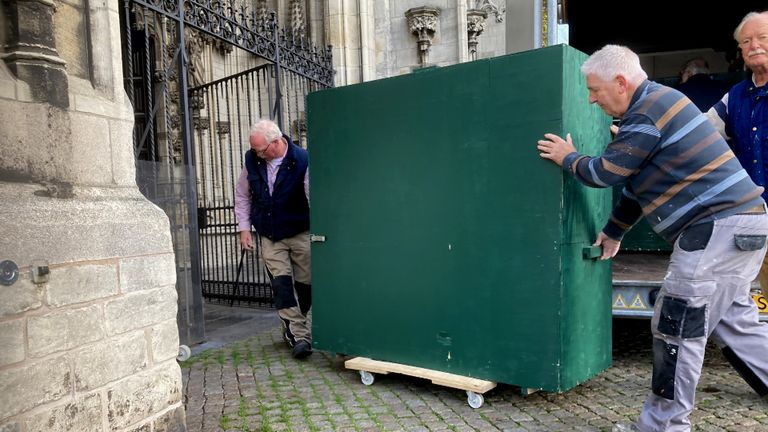 Onder meer een ezel, een damhert en een kraanvogel arriveren bij de Sint Jan (Foto: Omroep Brabant)  