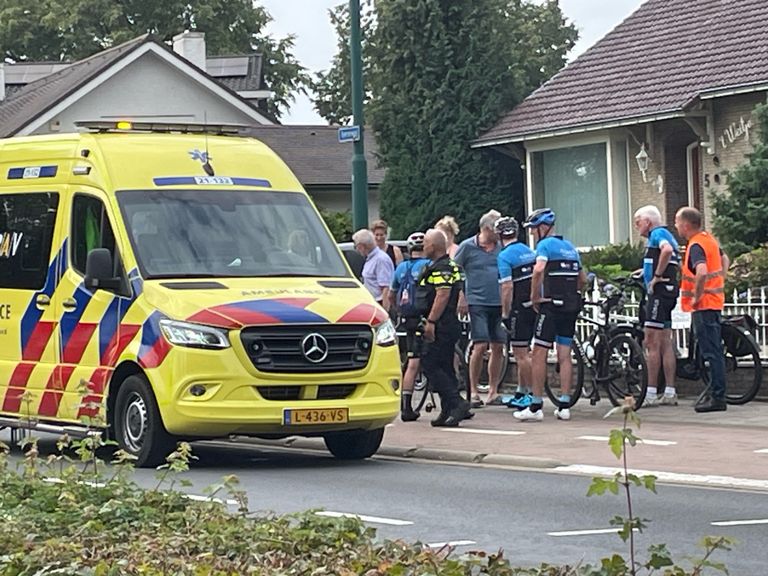 De wielrenner ging onderuit op de Beerseweg in Mill (foto: Marco van den Broek/SQ Vision).