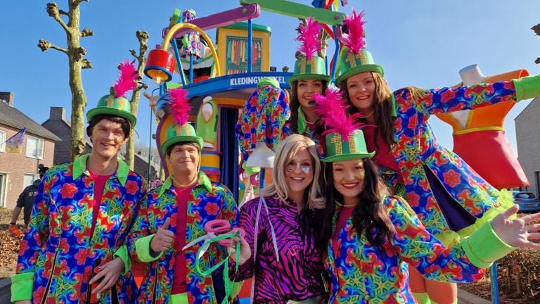 Deze carnavalsvierders staan er kleurrijk op (foto: Tom Berkers).