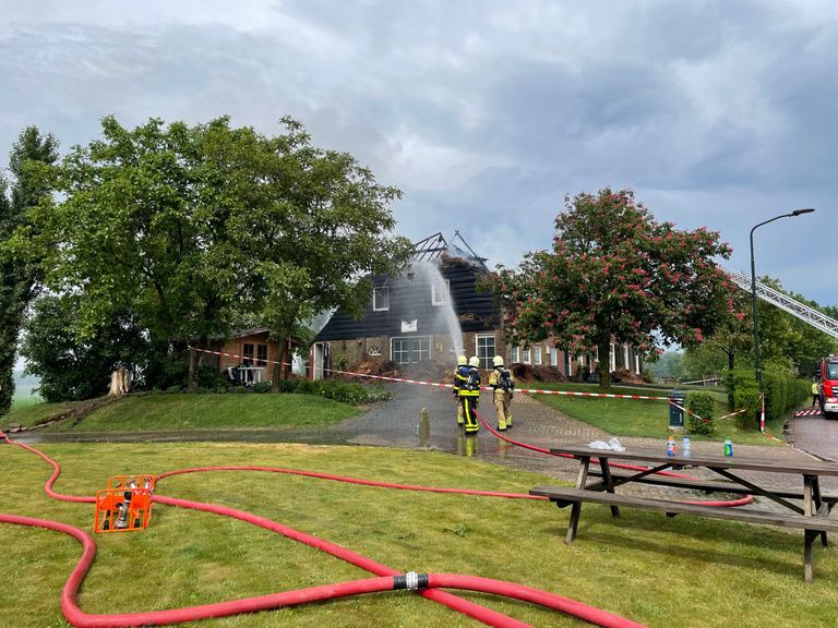 De bovenverdieping van de woonboerderij is compleet verwoest (foto; Lola Zopfi)