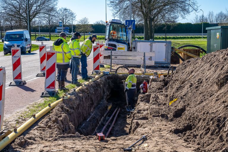 Enexis kwam met veel mensen naar Vlijmen om het lek aan de Wolput te dichten (foto: Iwan van Dun/SQ Vision).