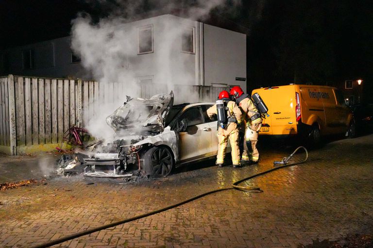 Van de auto aan de Hugo van der Goesstraat in Helmond bleef weinig over (foto: Harrie Grijseels/SQ Visions).