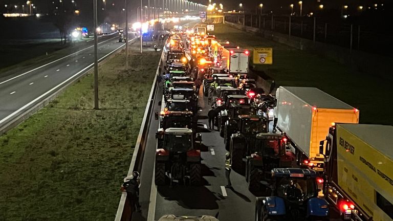 Op de A16 en E19 bij het Belgische Hoogstraten staat het muurvast (foto: Perry Roovers/SQ Vision).