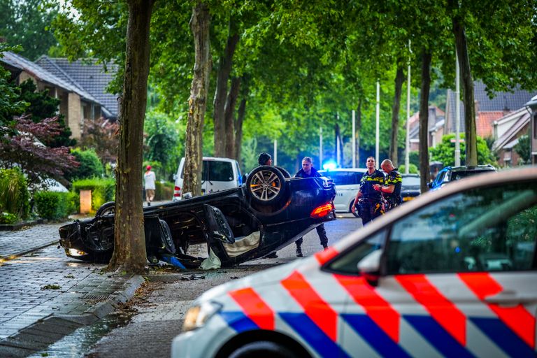 De auto sloeg over de kop (foto: SQ Vision Mediaprodukties).