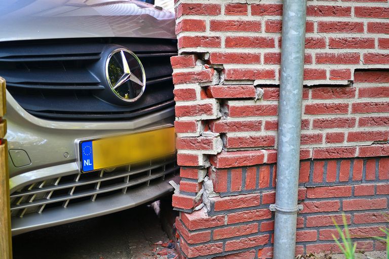 Het beheerdershuisje liep bij de botsing schade op (foto: Rico Vogels/SQ Vision).