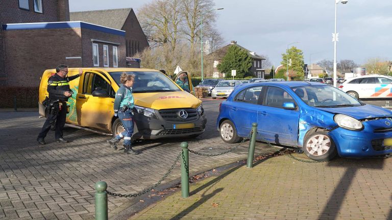 Auto en pakketbus botsen op kruising (foto: SQ Vision).