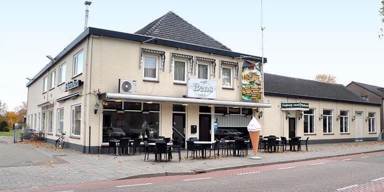 Op de plek van Café d'n Bens komen nieuwe woningen. (Foto: privécollectie)