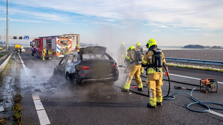 De auto op de A27 brandde volledig uit (foto: Jurgen Versteeg/SQ Vision).