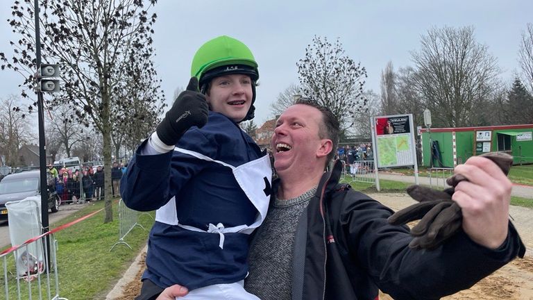 Dylano en zijn vader Jorg zijn door het dolle heen (Foto: Jos Verkuijlen).