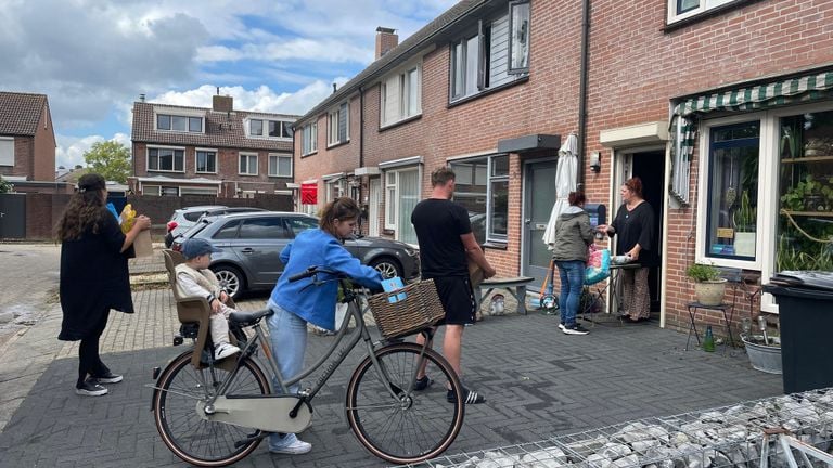 Iedere dag staat het rijendik voor het pakketpunt van Monique (foto: Rochelle Moes) 