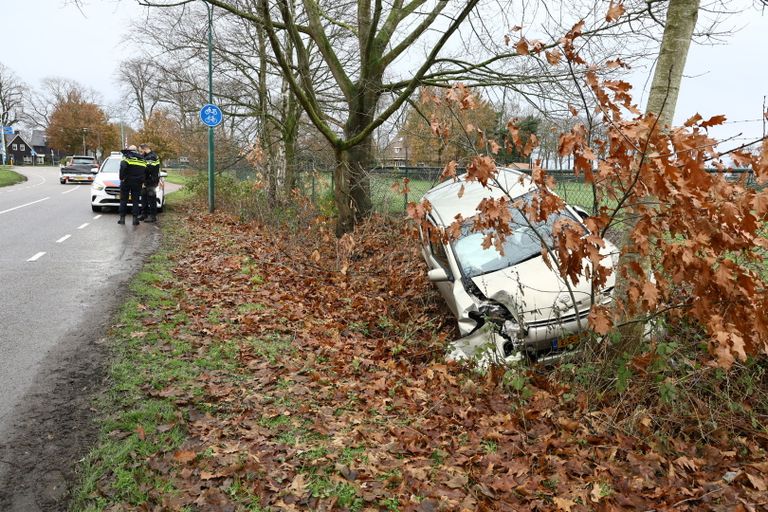 De wagen plantte zich tussen twee bomen (foto: Persbureau SK-Media/SQ Vision).