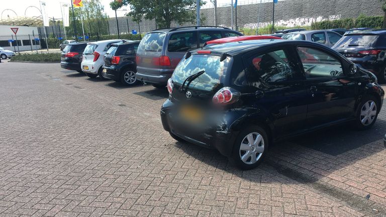 De wagen (rechts) van de Bossche die werd aangereden (foto: Omroep Brabant).