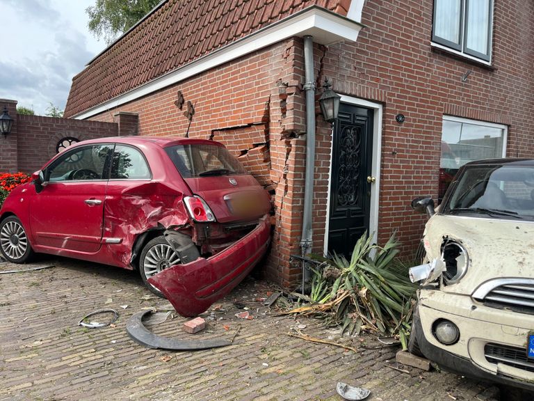 De politie spreekt van een wonder dat niemand gewond raakte bij de crash in Kaatsheuvel (foto: Jeroen Stuve/SQ Vision).