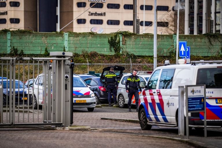 Persoon aangehouden met getrokken vuurwapens (foto: SQ Vision).