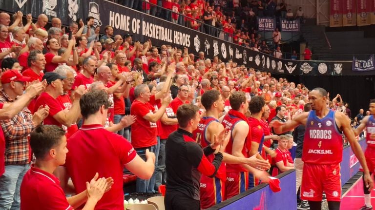 Spelers maken een ererondje (foto: Leon Voskamp).