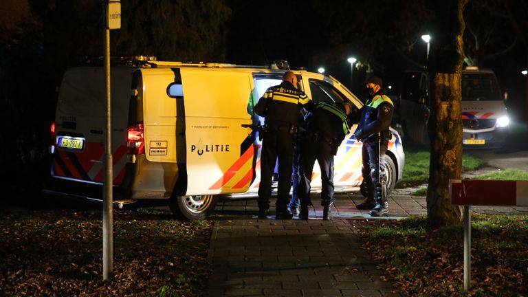 De politie is bezig met een arrestatie (foto: Christian Traets/SQ Vision Mediapriodukties).