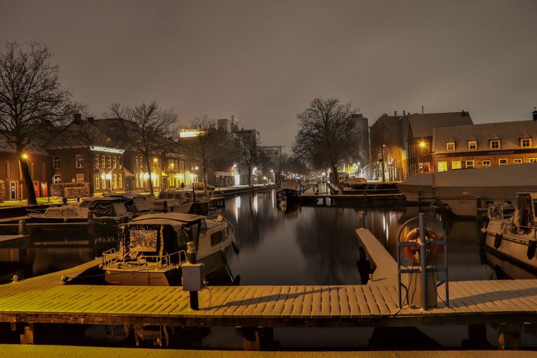 De haven in Veghel ligt er winters vredig bij (foto: Stan Pitters).