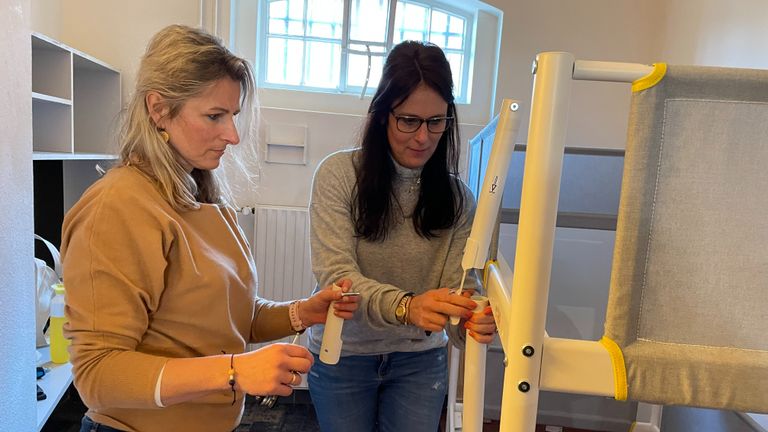 Heidi en Eveline zetten een bed in elkaar (foto: Imke van de Laar).