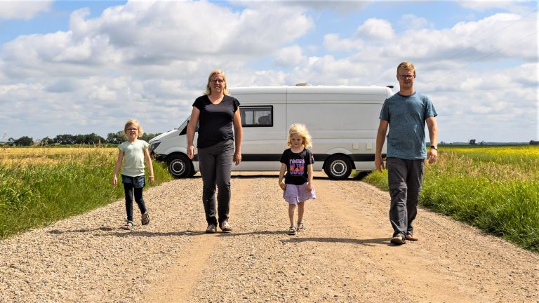 Susanne en Stefan met hun camper en twee dochters Gwen en Tess