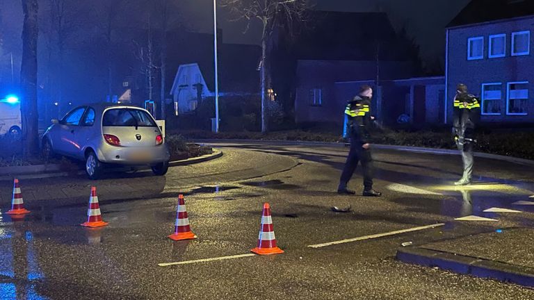 Agenten bij gecrashte auto van overvallers in Rijsbergen