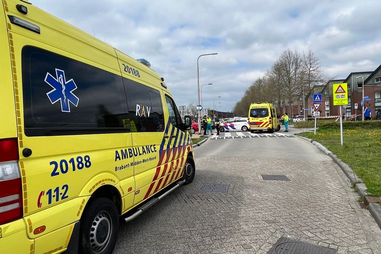 Meerdere ambulances en een traumaheli werden vanwege de ernst van de situatie in Tilburg opgeroepen (foto: Jeroen Stuve/SQ Vision).