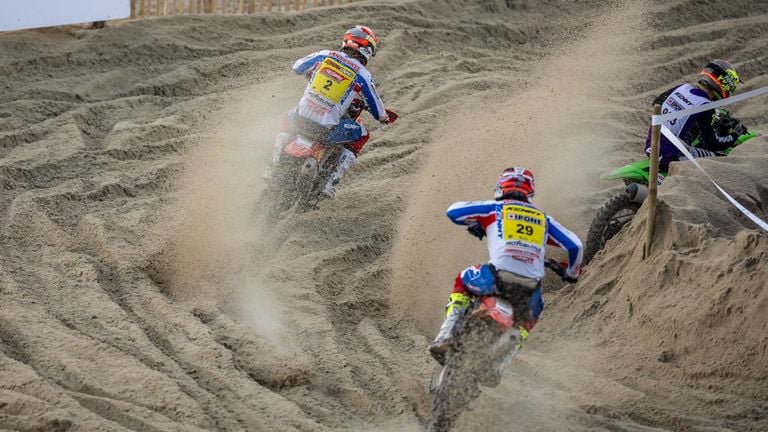 Lars van Berkel en zijn teammaat Jeremy van Horebeek strijdend in Le Touquet  (foto: MX July).