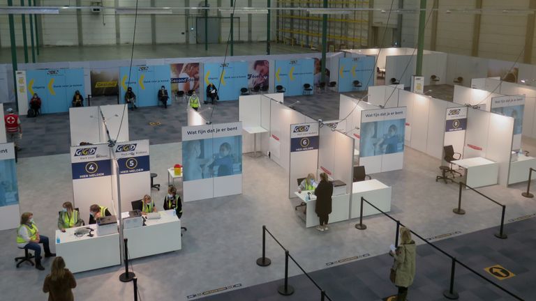 De vaccinatielocatie van GGD Hart voor Brabant in Veghel (foto: Joris van Duin).