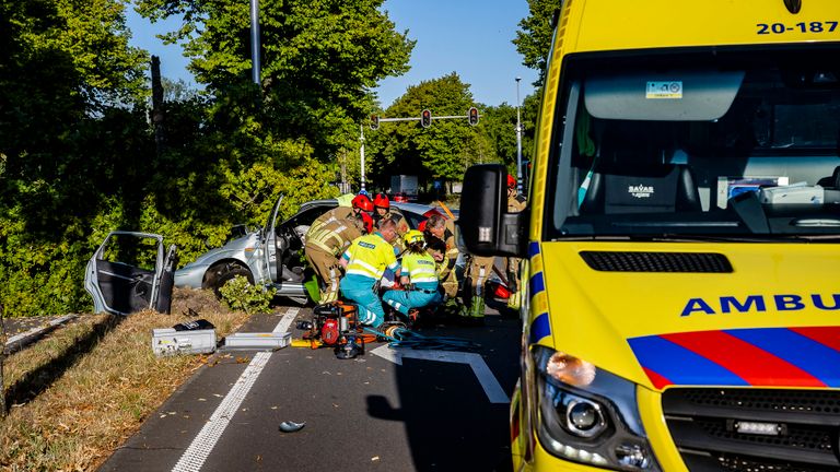 Diverse hulpverleners werden na de botsing in Tilburg opgeroepen (foto: Jack Brekelmans/SQ Vision).