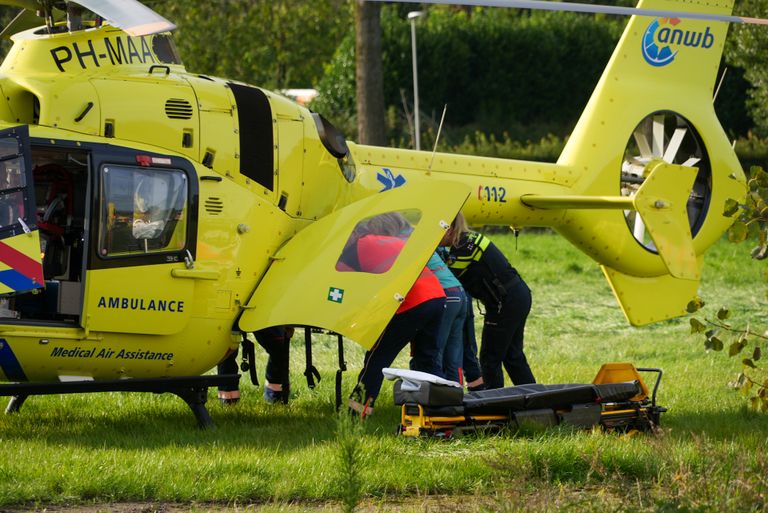 Het slachtoffer is met een traumaheli naar het Radboudumc in Nijmegen gebracht (foto: Gabor Heeres/SQ Vision).