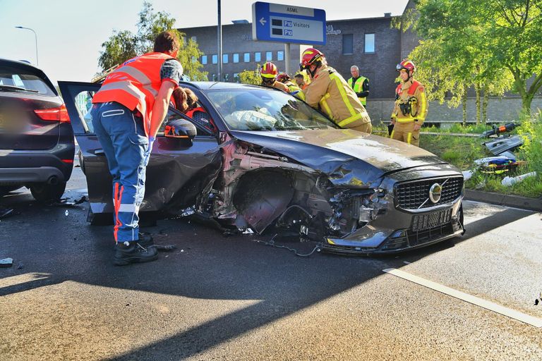 Deze auto verloor meerdere banden (foto: SQ Vision/Rico Vogels).