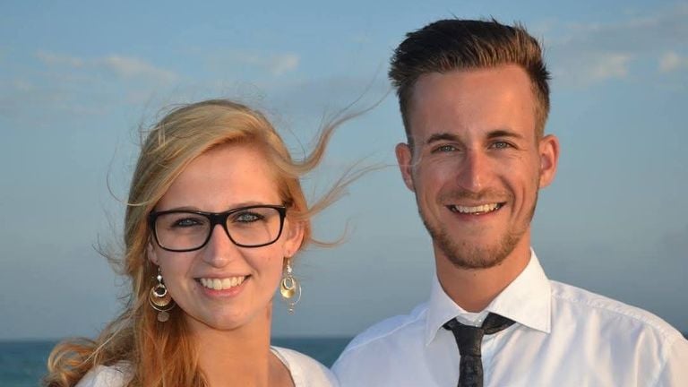 Broer en zus, twee handen op één buik (foto: Lieke Adriaansen).