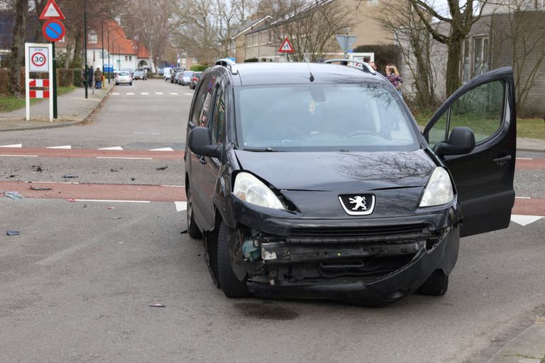 Ook deze auto liep schade op (foto: Sander van Gils/SQ Vision Mediaprodukties).