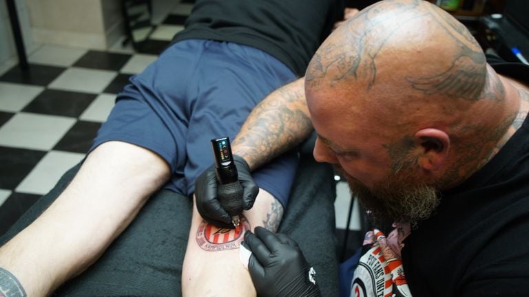 Tatoeëerder Danny legt de laatste hand aan de tattoo (foto: Rochelle Moes).