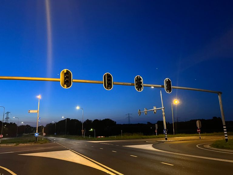 De verkeerslichten op de N268 bij Oud Gastel vielen uit (foto: X/Wis_Sven).