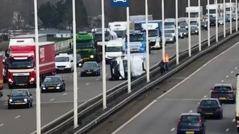 Op de Moerdijkbrug waaide een busje om (foto: Twitter, Rijkswaterstaat Verkeersinformatie).