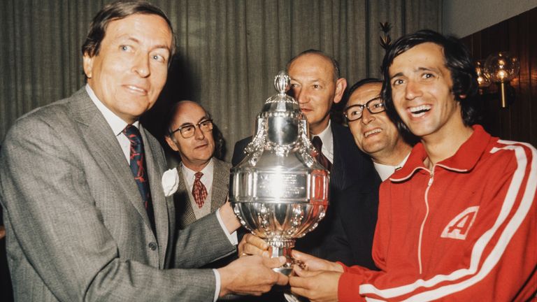 Willy van der Kuijlen (rechts) ontvangt de KNVB-beker uit handen van prins Claus (foto: ANP).