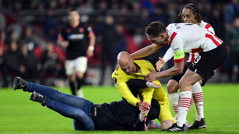De Sevilla-doelman wist zich kranig te verweren (Foto: ANP)
