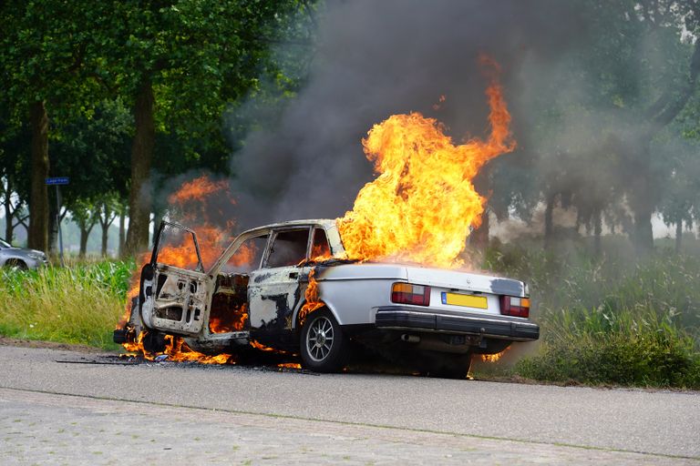 Oldtimer gaat in vlammen op (Foto: Jeroen Stuve/SQ Vision)
