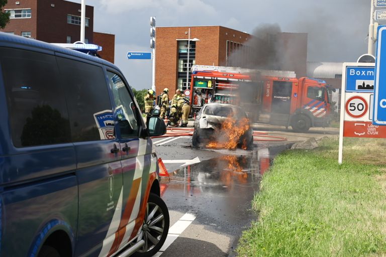 De auto vatte vlam op de A77 bij Boxmeer (foto: SK-Media).